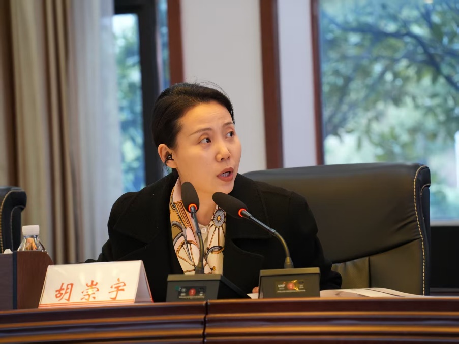 图片包含 室内, 人, 窗户, 桌子AI 生成的内容可能不正确。